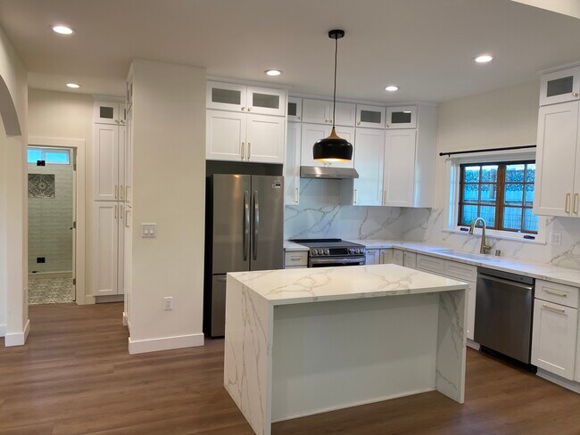 Building Photo - 1077 E Howard St