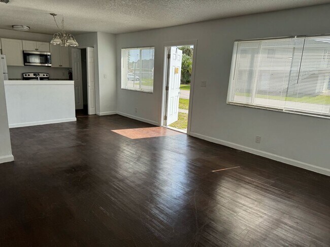 Foto del edificio - $1750 2 Bedroom 1 Bath ~*~ June Free! (Hab...