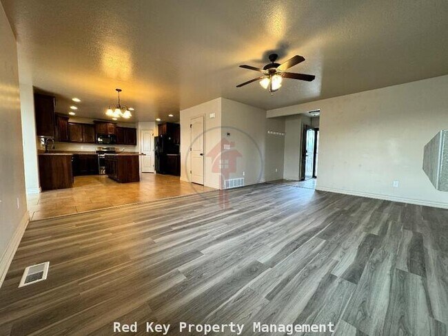 Foto del edificio - 770 N Single Family Home