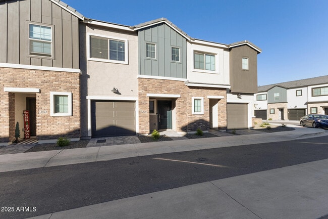 Building Photo - 2820 W White Feather Ln