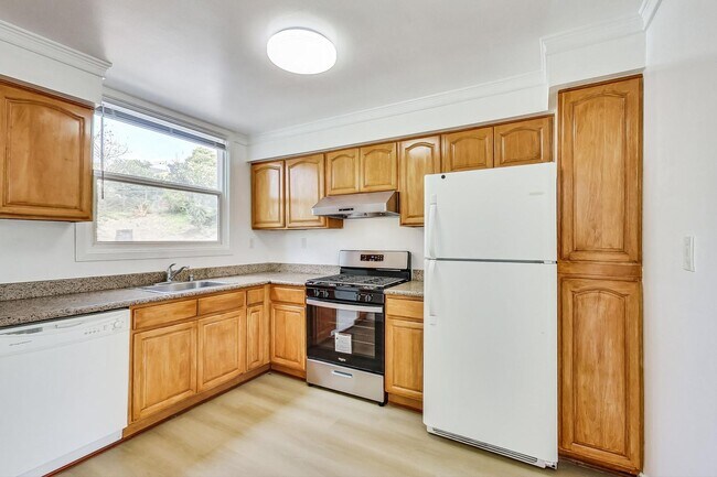 Building Photo - Impeccably Remodeled 2BR/1BA Oceanview Nei...