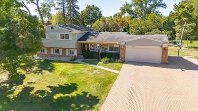 Building Photo - 2616 Douglas Dr