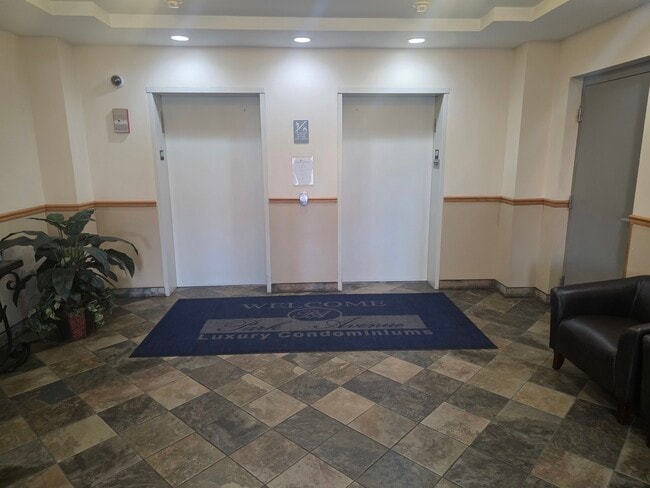 Foto del edificio - 6559 W George St