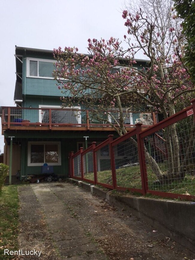 Building Photo - 7563 California Ave SW