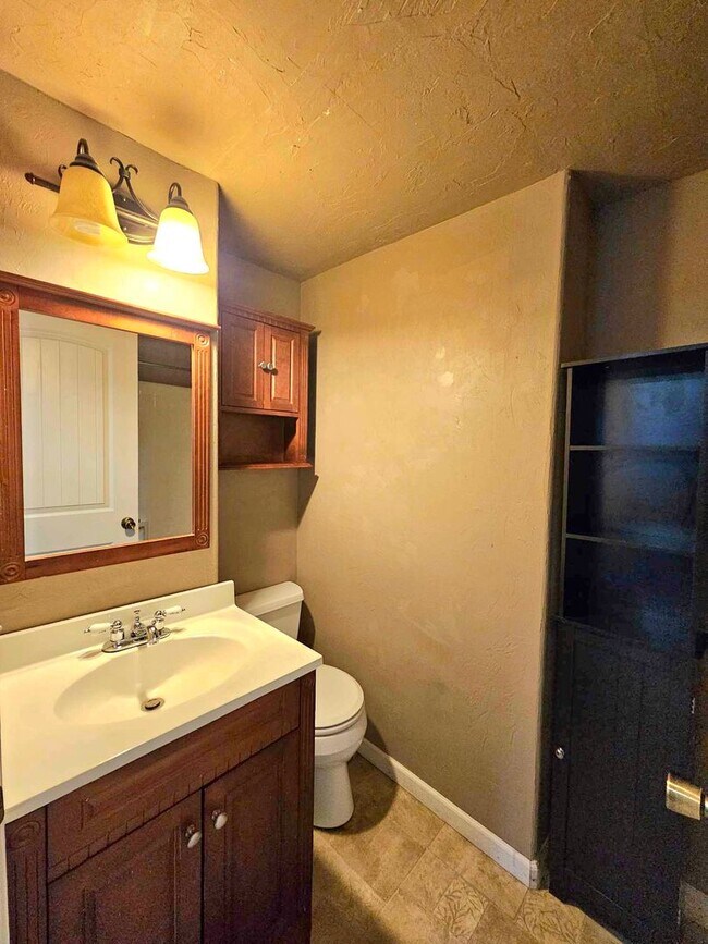 Foto del edificio - Cute and convenient 3 bed rambler with fen...