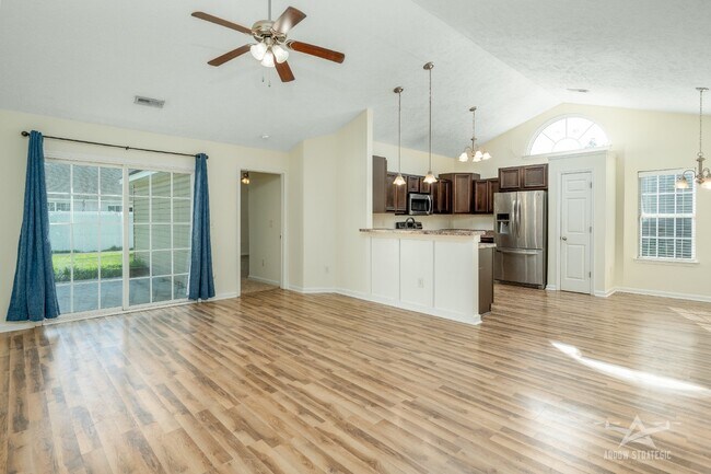 Foto del edificio - Split Floor Plan, Open and Bright