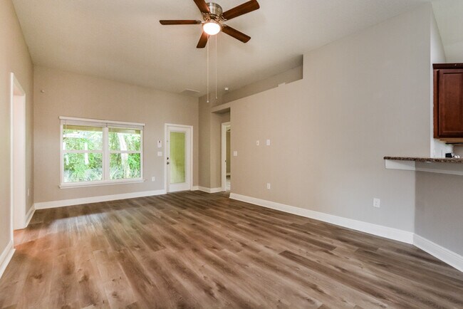 Building Photo - 706 Chelsea Ave