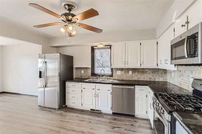 Foto del edificio - 16691 N Hillcrest Ct, Eden Prairie, MN, 55346