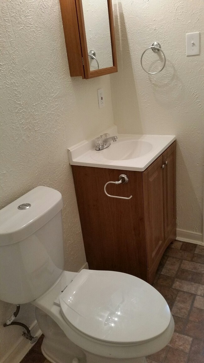 Building Photo - 2 bed, 1.5 bath home in Pleasant Grove
