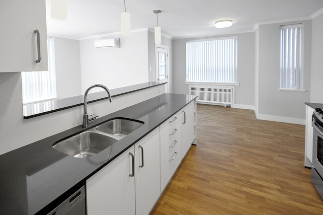 Photo du bâtiment - 2400 Bathurst St