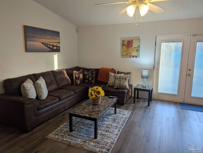 Foto del edificio - 4009 Shorewood Dr