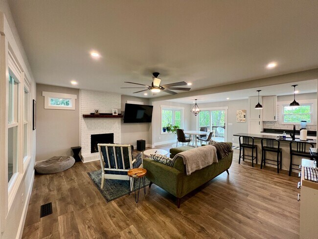 Foto del edificio - Beautifully Updated Home!  Fenced Yard!