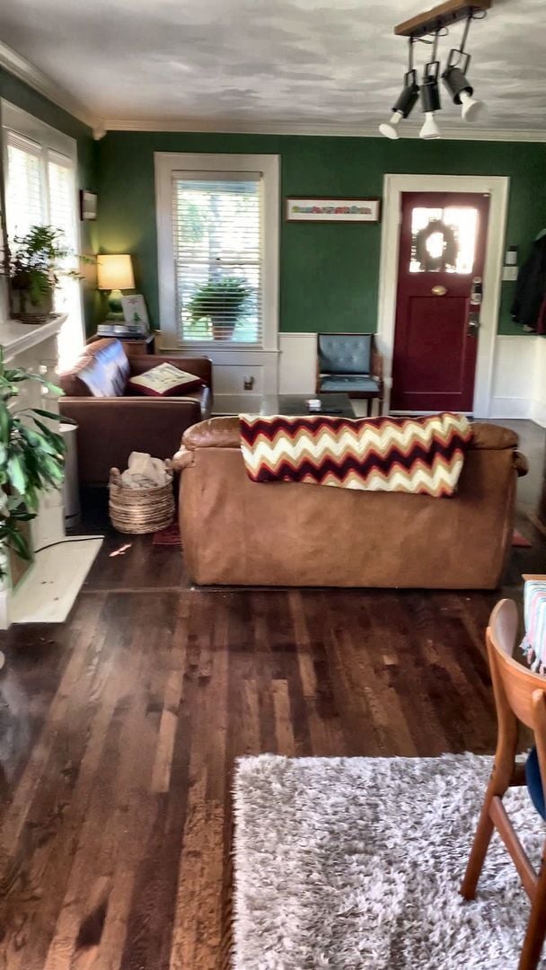 Foto del edificio - Cozy 2 Bed, 2 Bath Single-Level Home with Sunroom & Fenced Yard