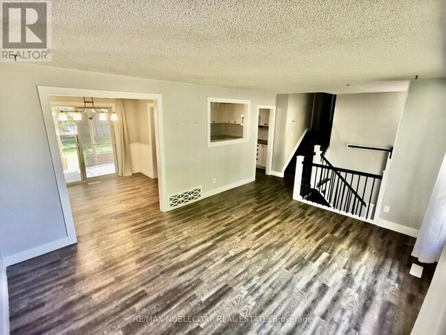 Building Photo - 17 Larkdale Crescent