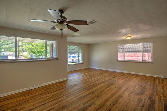 Foto del edificio - Splendid 3 bedroom/ 1 3/4 bath Ranch in Ha...