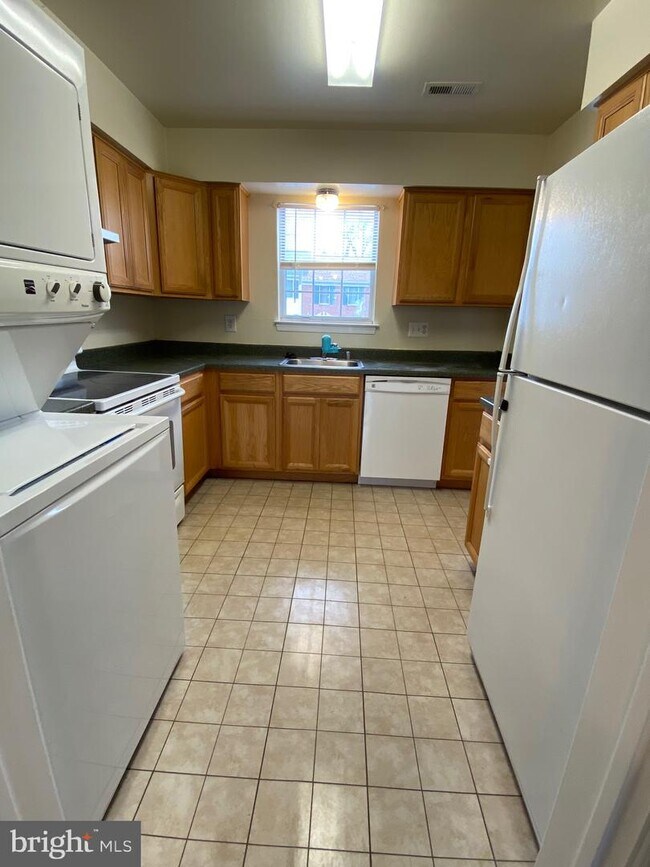 Building Photo - 173 Fairfield Dr