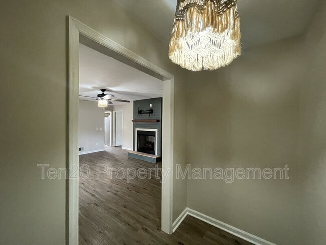 Building Photo - 2005 Landau Dr