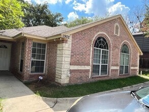 Building Photo - 1902 W Sanford St