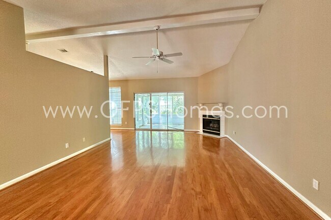 Foto del edificio - 4534 Parkwood Ln E