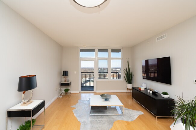 Foto del edificio - 8220 Crestwood Heights Dr