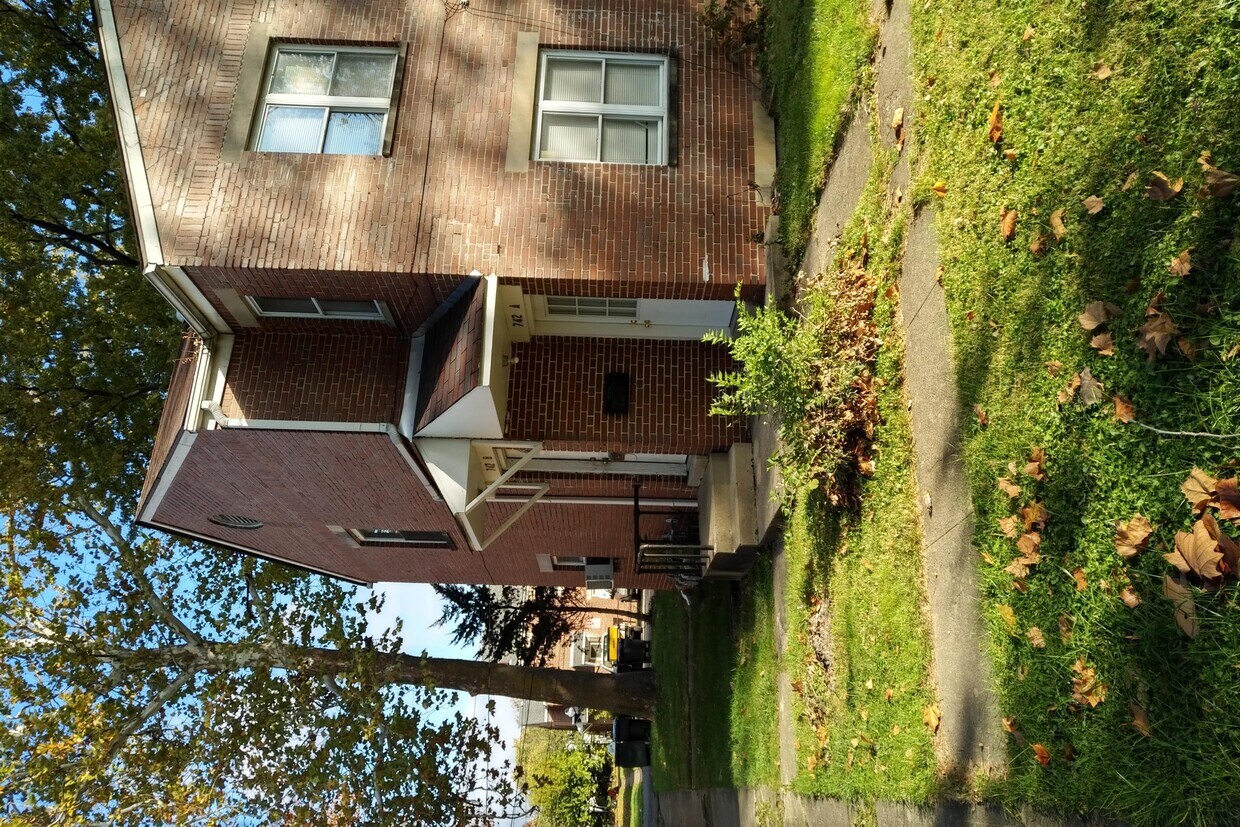 720 S Chesterfield Rd Unit Apartment B, Columbus, OH 43209 Room for