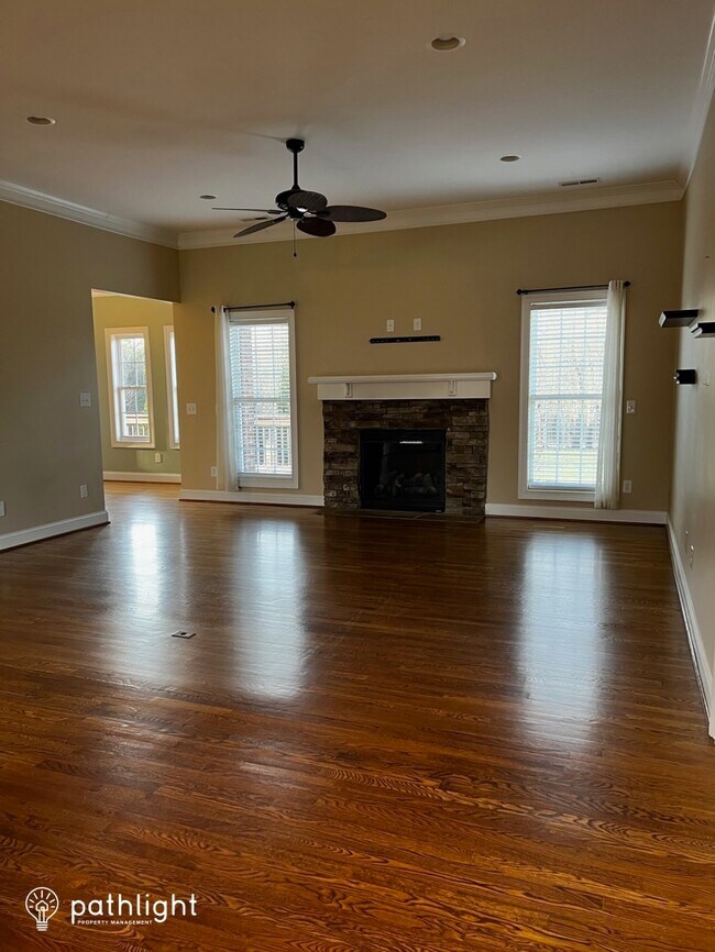Building Photo - 5037 Oak Garden Dr