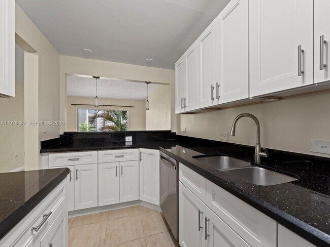 Foto del edificio - 6900 N Kendall Dr