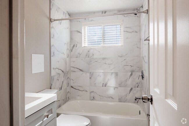 1 habitación, 1 baño, 490 pies cuadrados, baño - The Flats on Quebec