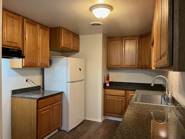 Kitchen w/Granite Countertops - 1299 SE Grandview Ave