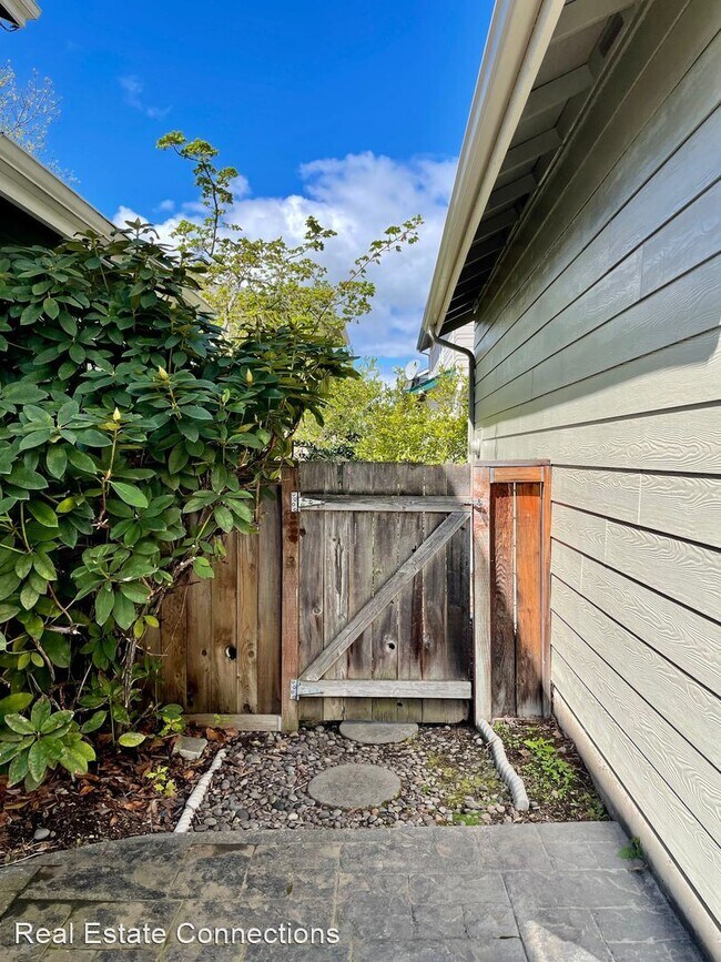 Building Photo - 3 br, 2.5 bath House - 5274 Wales Dr.