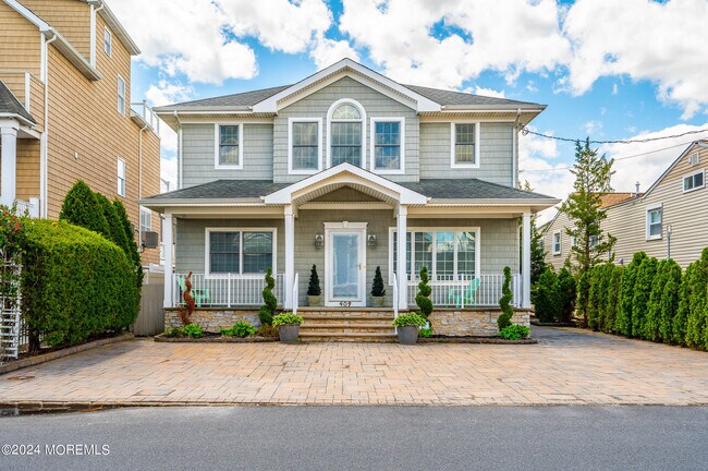 Building Photo - 409 6th Ave