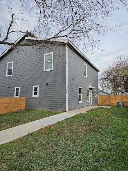 Building Photo - 305 Anderson St