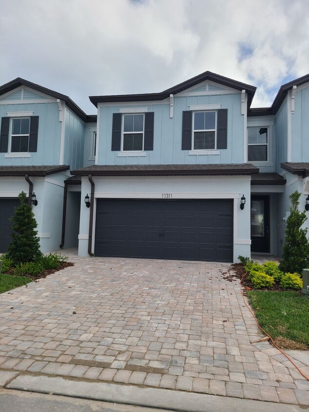 Foto principal - Luxury 3-bedroom, 2.5 bathroom townhome wi...