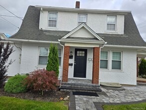 Building Photo - 125 Roslyn Rd