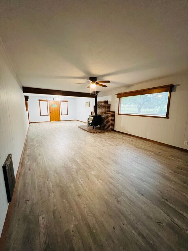Building Photo - Country Home in Woodward!