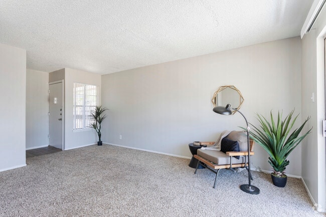 2BR,2BA - 911SF B2 - Living Area - ReNew Hyde Park