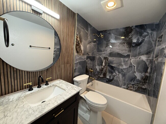 Building Photo - "Charming 2-Bedroom Bottom Floor Haven in Sumner"