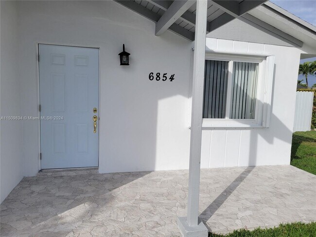 Building Photo - 6854 SW 131st Ct
