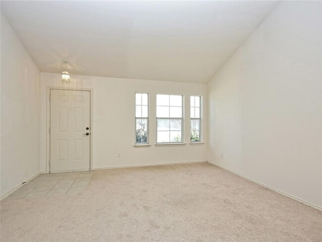 Building Photo - Spacious home on large corner lot