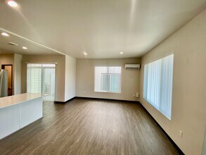 Building Photo - 901 Greenfield Dr