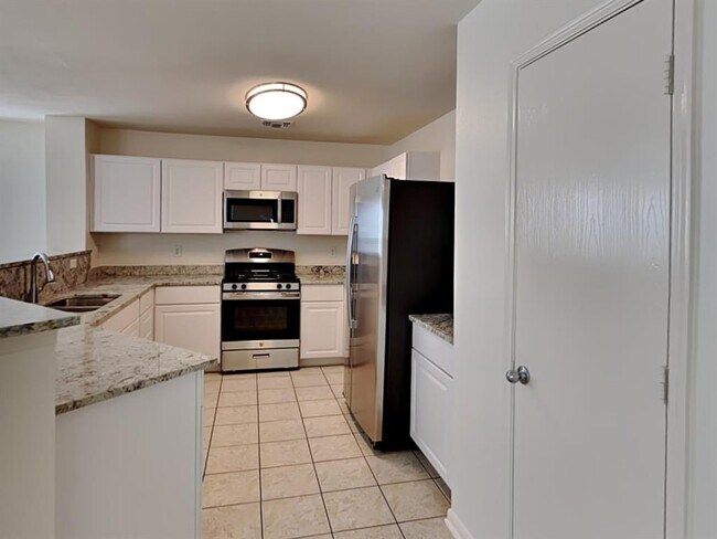 Building Photo - 20503 Hillsdale Park Dr