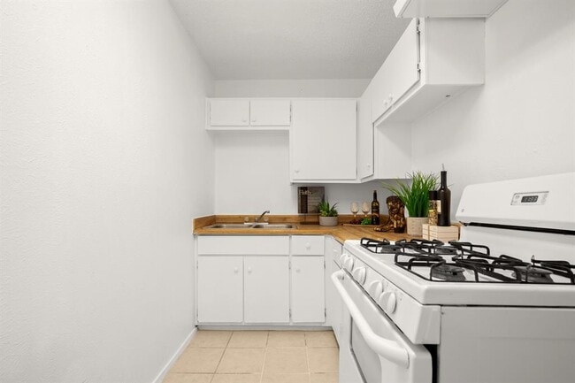 Building Photo - 300 Provines Dr