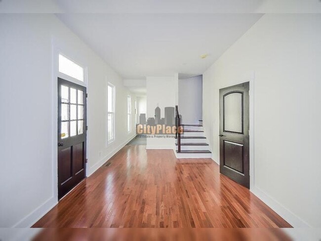 Building Photo - 843 N Park Ave