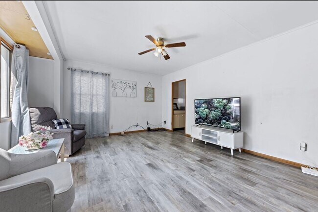 Foto del edificio - 329 W River St