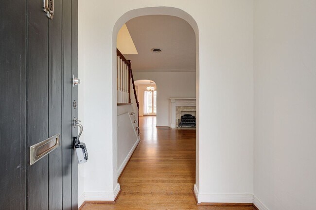 Building Photo - Remodeled 4BD/3BTH With a Single Car Garag...
