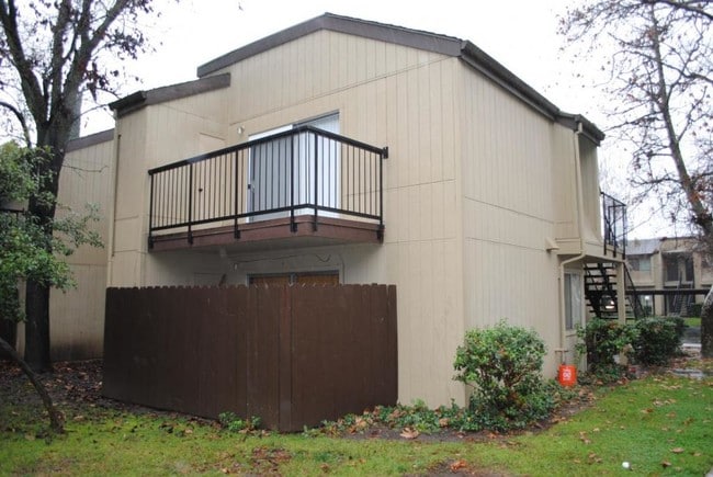 Building Photo - 3591 Quail Lakes Dr #134