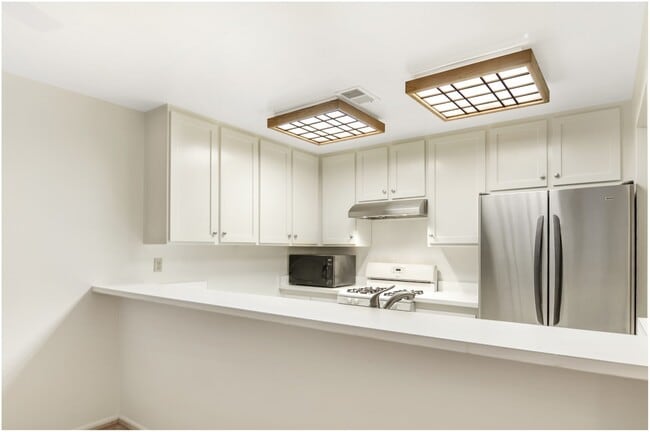 Building Photo - 2 Bedroom Ground Floor Irvine Condo