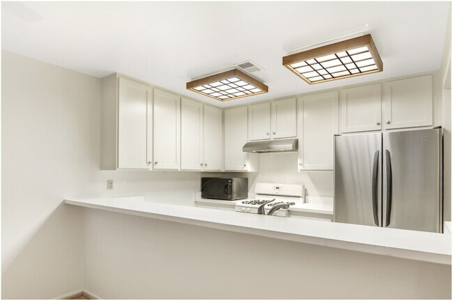Foto del edificio - 2 Bedroom Ground Floor Irvine Condo