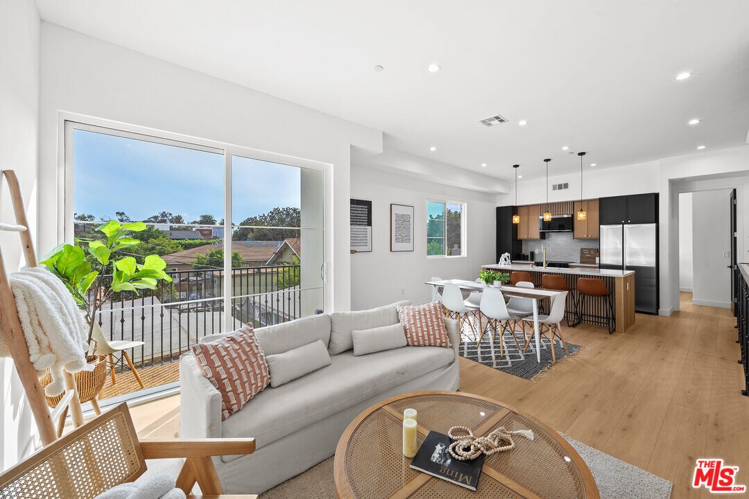 Foto principal - 2326 S Dunsmuir Ave