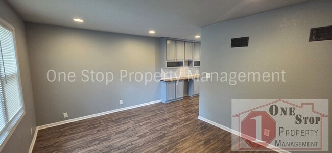 Building Photo - Stunning 3 bedroom, 2 bathroom duplex in Lee's Summit!